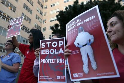 Manifestación de sanitarios en San Francisco para pedir mayor protección contra el ebola, el martes.
