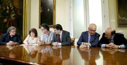 Los portavoces de la oposici&oacute;n firman el acta de defunci&oacute;n de la Lomce. 