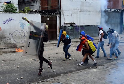 Manifestantes opositores al gobierno durante enfrentamientos con la policía.