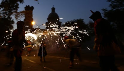 La fiesta de 'Correfoc' (correr con fuego) durante la noche de San Juan en Barcelona.