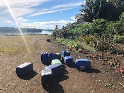 Galões de combustível abandonados na pista de pouso de Sharamentsa, na Amazônia equatoriana.