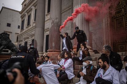 En un momento de la protesta, los manifestantes han manchado con tinta roja biodegradable la fachada de la puerta de los leones.