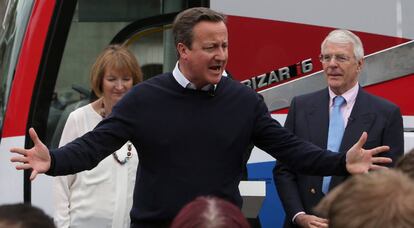 David Cameron, con el ex primer ministro John Major, este miércoles en un acto de campaña en Bristol.