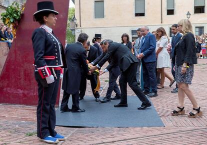 El presidente de la Generalitat, Quim Torra (c), y otros miembros del ejecutivo catalán, durante la ofrenda floral en el Fossar de les Moreres, junto a una Guardia de honor de los Mossos d’Esquadra, con motivo de la Diada.