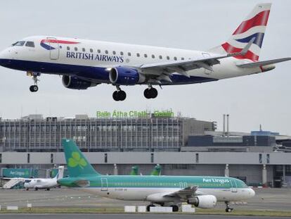 Aviones de British Airways y de Aer Lingus en el aeropuerto de Dublín.