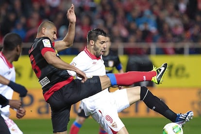 Álvaro Negredo (d), disputa un balón con el Cata Díaz.