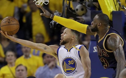 LeBron tapona a Curry en un partido de la final de 2017.