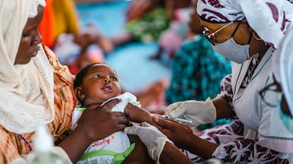 Manjilata Mohamed, de tres meses, recibe una vacuna en el Centro de Salud Comunitario de Sosso-Koïra, en Malí.