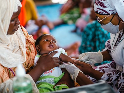 Manjilata Mohamed, de tres meses, recibe una vacuna en el Centro de Salud Comunitario de Sosso-Koïra, en Malí.