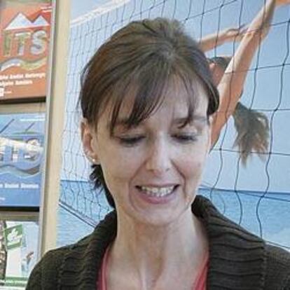Un agente mayorista atiende a una turista en una oficina de Alemania.
