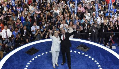 Hillary Clinton y Tim Kaine, durante la Convención Demócrata en Filadelfia.