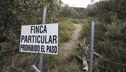 Una de las vallas que limitan el monte preservado Dehesa Vieja.