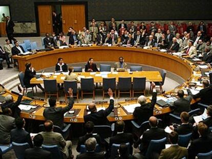 Los 15 miembros del Consejo de Seguridad de Naciones Unidas alzan la mano para respaldar la resolución, en Nueva York