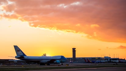 Una imagen del aeropuerto Dallas Love Field, con el avión presidencial, el Air Force One, circulando por sus pistas.