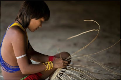 Yanomami faz uma cesta na aldeia Demini.