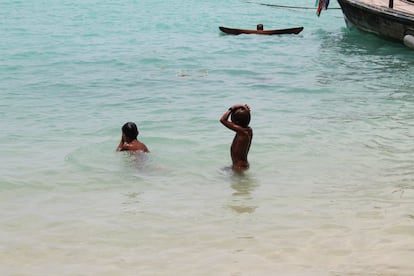 Los hijos de los moken, pueblo históricamente nómada de las islas Surin en Tailandia, aprenden a nadar antes que a caminar.