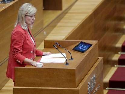 La consejera de Justicia, Gabriela Bravo, durante un pleno de las Cortes Valencianas.