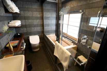 Las bañeras de los aseos del tren están hechas de madera de hinoki, uno de los árboles más nobles del país.