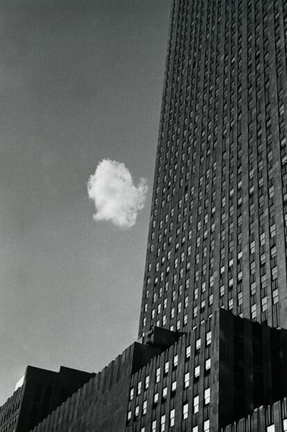 'Nube perdida' (Nueva York, 1937) es una bella fotografía en la que el fotógrafo proyectó sus sentimientos. En este caso, la soledad, lo abrumado que se sentía en la gran urbe, entre otras razones, por su escaso inglés, que le aislaba.