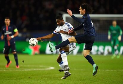 Cavani (à esq.) e Mikel, durante a partida.