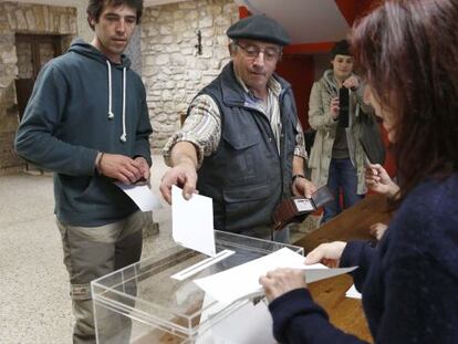 Votación de los vecinos de Igeldo para decidir sobre la desanexión de su barrio de San Sebastián (Gipuzkoa).