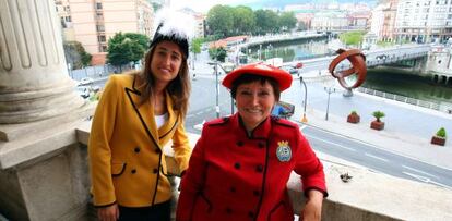 La pregonera, Iraia Iturregi, y la txupinera, Jone Artola, en el balcón del ayuntamiento de Bilbao.