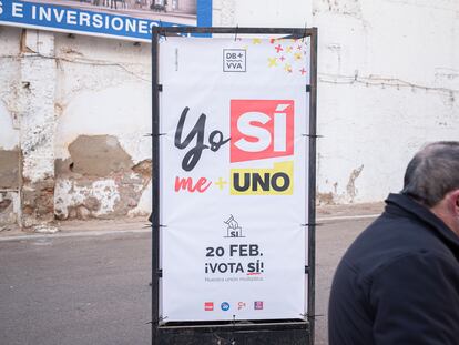 Cartel de de la campaña para el sí en el referéndum de unión de Don Benito y Villanueva de la Serena en una de las calles de Don Benito cercanas al ayuntamiento.