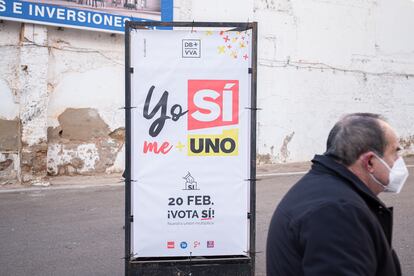 Cartel de de la campaña para el sí en el referéndum de unión de Don Benito y Villanueva de la Serena en una de las calles de Don Benito cercanas al ayuntamiento.