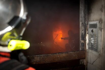 El cuerpo de bomberos trabaja en un incendio en un bloque residencial en la ciudad francesa meridional de Marsella.