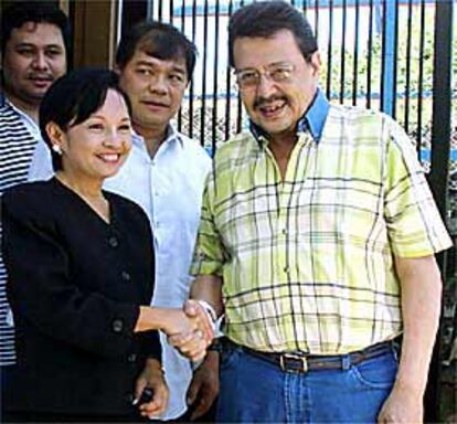 Gloria Macapagal y Joseph Estrada, ayer, en la cárcel de Santo Domingo.