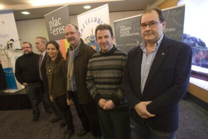 De derecha a izquierda, los cocineros Hilario Arbelaitz, Martín Berasategui, Pedro Subijana y Elena Arzak; el presidente de Gaztelubide Juan Mari Abad y el coordinador de Planeta Parrilla Peio García Amiano, ayer en San Sebastián.