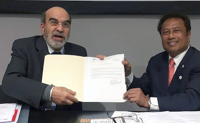 El director general de la FAO José Graziano da Silva con el presidente de Palau, Tommy Remengesau, durante la conferencia bienal de la FAO, celebrada en Roma entre el 10 y el 14 de julio de 2017.