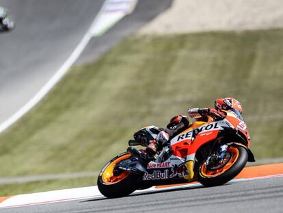 M&aacute;rquez, durante la sesi&oacute;n de clasificaci&oacute;n, con Rossi al fondo. 