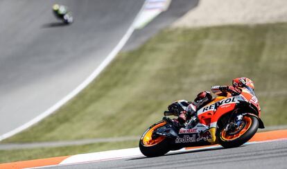 Márquez, durante la sesión de clasificación, con Rossi al fondo.