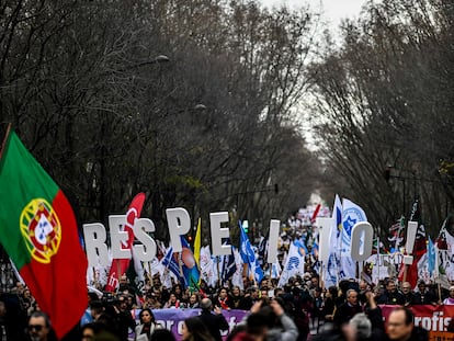 Manifestación de profesores para exigir el fin de la precariedad y mejoras laborales este sábado 11 de febrero de 2023, en Lisboa.