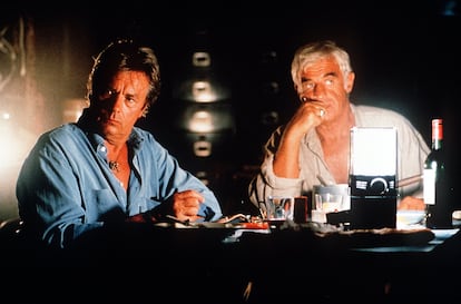 Escena del filme 'Uno de dos' (1998), dirigida por Patrice Leconte, interpretada por Alain Delon (a la izquierda) y Jean Paul Belmondo (a la derecha).