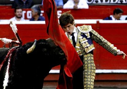 El torero espa&ntilde;ol Juli&aacute;n L&oacute;pez &quot; El Juli durante su faena en la corrida celebrada en la plaza de Toros de Manizales (Colombia). 