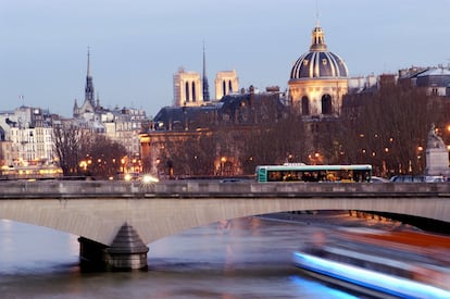 El autobús número 69 de París no es turístico pero bien podría serlo, ya que su recorrido, del este al oeste de la ciudad, permite conocer algunos de los lugares más emblemáticos de la capital de Francia. Arranca en los Campos de Marte, junto a la Torre Eiffel, y de allí se dirige a los Inválidos, la Rue de Bac y el Pont Royal (en la imagen), para cruzar el río Sena. El bus acerca al museo del Louvre, a la catedral de Notre Dame y a los barrios de Le Marais y Bastille. También llega al famoso cementerio de Père Lachaise. Hay que tener en cuenta que en sentido inverso cambian algunas paradas, lo que aproxima al viajero al Museo d'Orsay. El billete cuesta 1,90 euros por trayecto, pero hay tarjetas de 10 viajes y pases para moverse libremente en autobús durante uno o más días). Más información: <a href="https://www.ratp.fr/en/visite-paris/espanol/visitar-paris-y-sus-alrededores" target="_blank">www.ratp.fr</a>