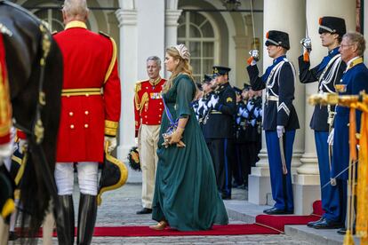 La princesa Amalia a su salida del palacio Noordeinde para asistir al acto.