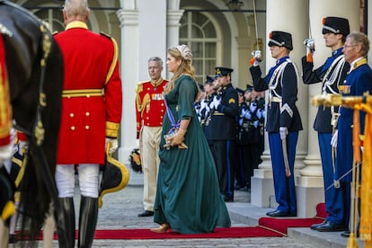 La princesa Amalia a su salida del palacio Noordeinde para asistir al acto.