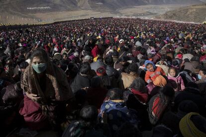 Tibetanos de distintas etnias escuchan las enseñanzas de los monjes budistas cerca del Larung Wuming en el condado de Sertar.