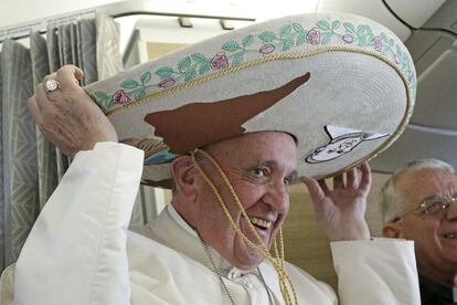 El Papa bromea en el avión con el sombrero regalado por una reportera.