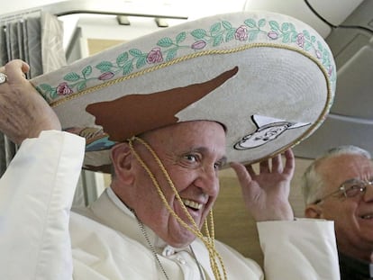 No avião, o papa Francisco brinca com o chapéu mexicano que ganhou de uma jornalista.