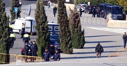 Despliegue policial ante el Palau de les Arts de Valencia, donde Fabra asiste a un acto.