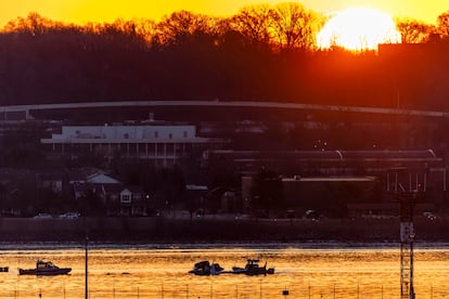  Al amanecer de este jueves, los equipos de emergencia continúan operando cerca de los restos de las aeronaves en el río Potomac, en Washington.