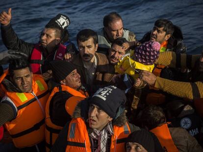 Migrantes e refugiados pedem ajuda a equipes de resgate, em 8 de dezembro.