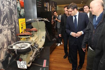De derecha a izquierda, el alcalde donostiarra, Odón Elorza; el <i>lehendakari</i> López y el concejal de Cultura de San Sebastián, Denis Itxaso, recorren ayer la exposición permanente del Museo San Telmo.