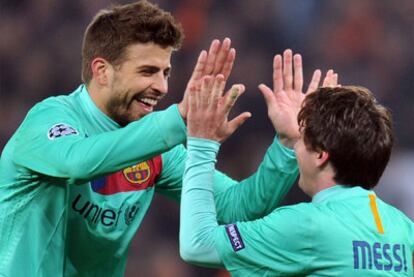 Piqué celebra con Messi el gol del argentino al Shakhtar.