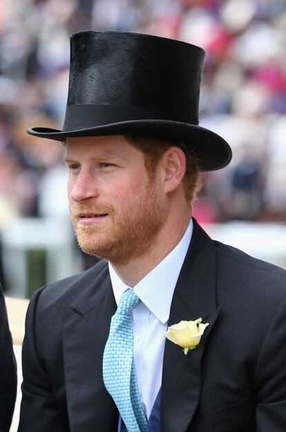 El príncipe Harry también se encuentra ya en Ascot. El protocolo indica que los hombres vistan con sombrero de copa. 