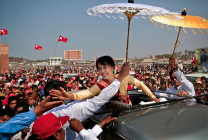 Barack Obama visitó este año Birmania y se convirtió en el primer presidente estadounidense en pisar su suelo. Y lo hizo, dijo, para apoyar el proceso de reformas democráticas emprendido por el presidente Thein Sein, tras casi medio siglo de Gobierno militar. La prueba del cambio es la misma situación personal de la líder demócrata Aung San Suu Kyi, de 66 años, referente nacional, que estuvo sometida a arresto domiciliario durante 15 años y al fin pudo recoger su Premio Nobel de la Paz 21 años después. Además, su partido, la Liga Nacional para la Democracia, ganó las elecciones legislativas.